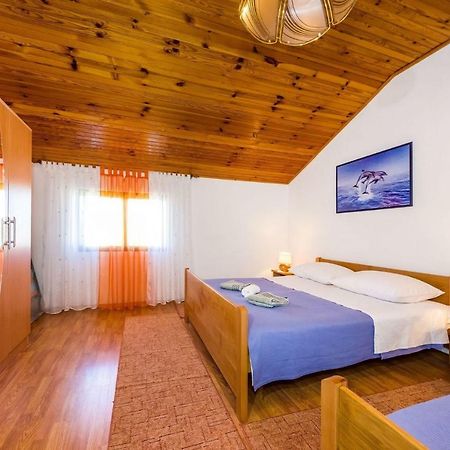 Apartment Matkos - With Garden And Terrace Nin Esterno foto