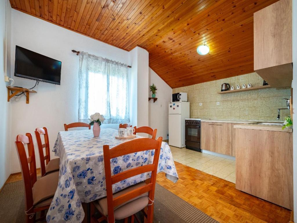 Apartment Matkos - With Garden And Terrace Nin Esterno foto