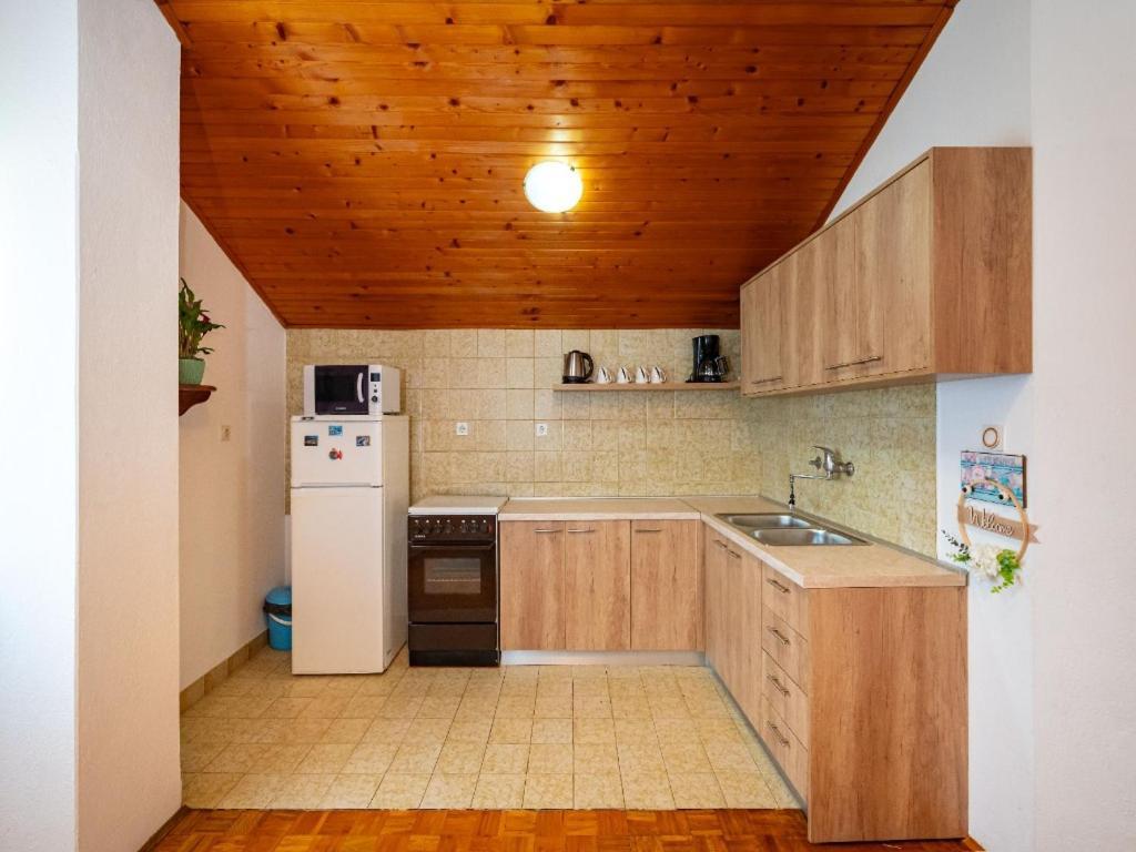 Apartment Matkos - With Garden And Terrace Nin Esterno foto