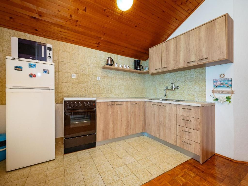 Apartment Matkos - With Garden And Terrace Nin Esterno foto
