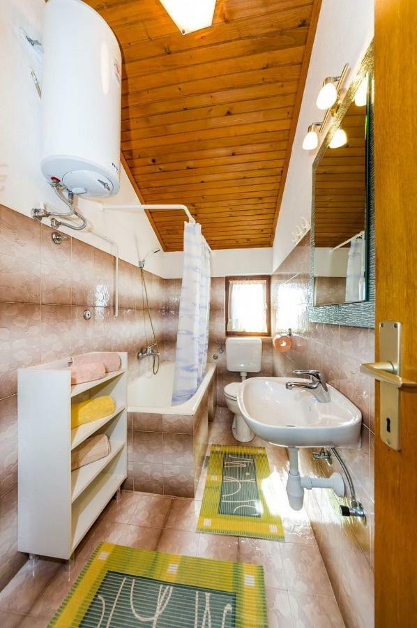 Apartment Matkos - With Garden And Terrace Nin Esterno foto