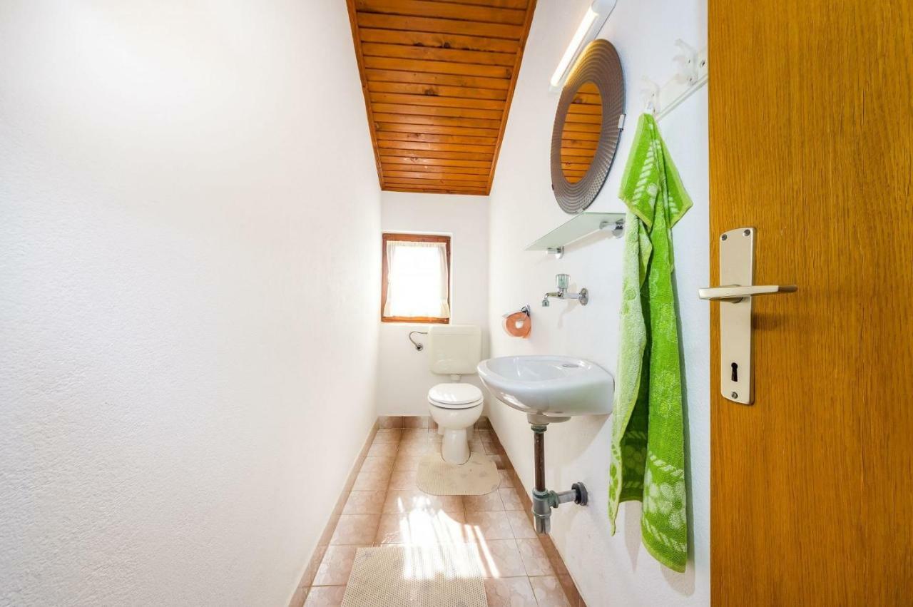 Apartment Matkos - With Garden And Terrace Nin Esterno foto