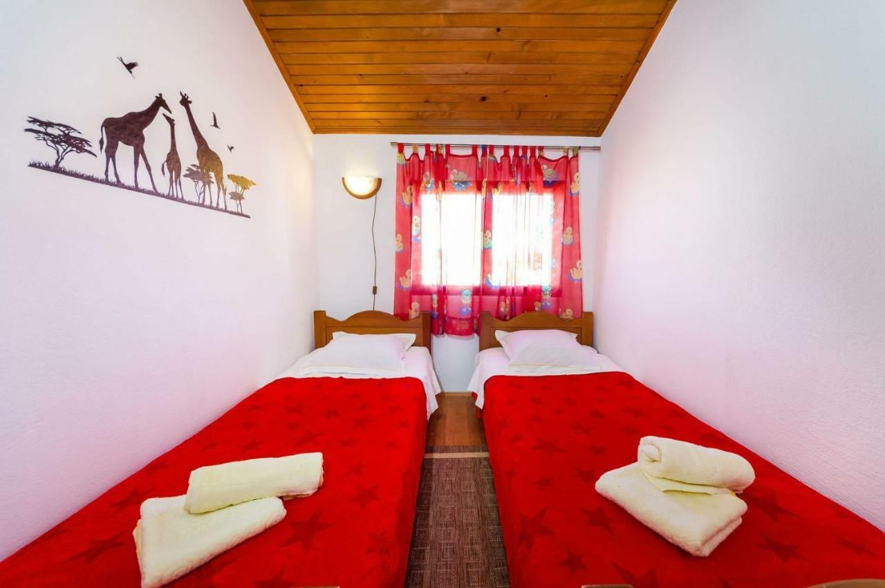 Apartment Matkos - With Garden And Terrace Nin Esterno foto