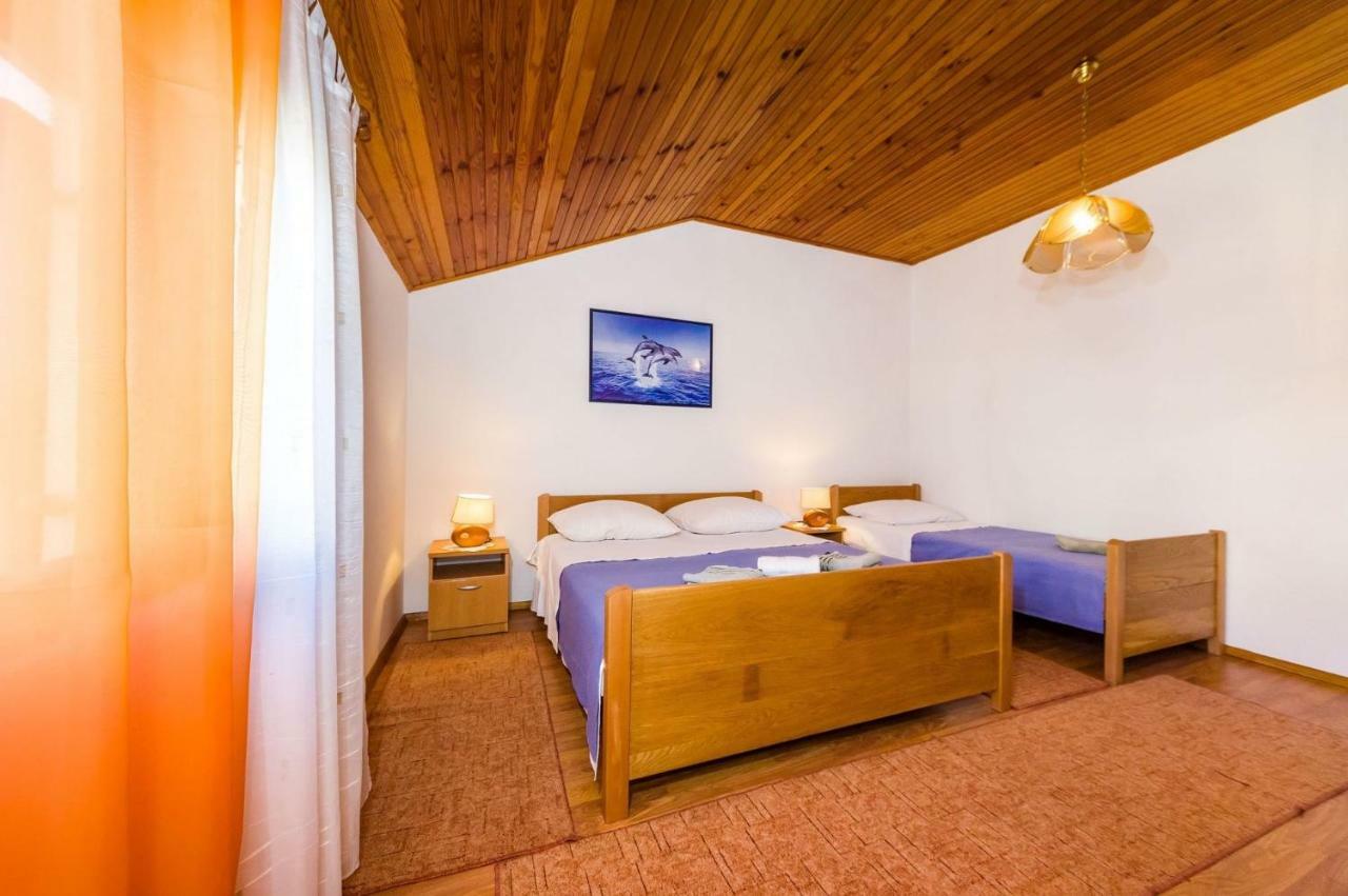 Apartment Matkos - With Garden And Terrace Nin Esterno foto